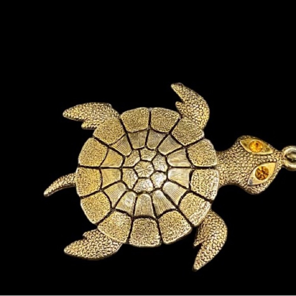 Gold tone turtle pendant with articulating legs